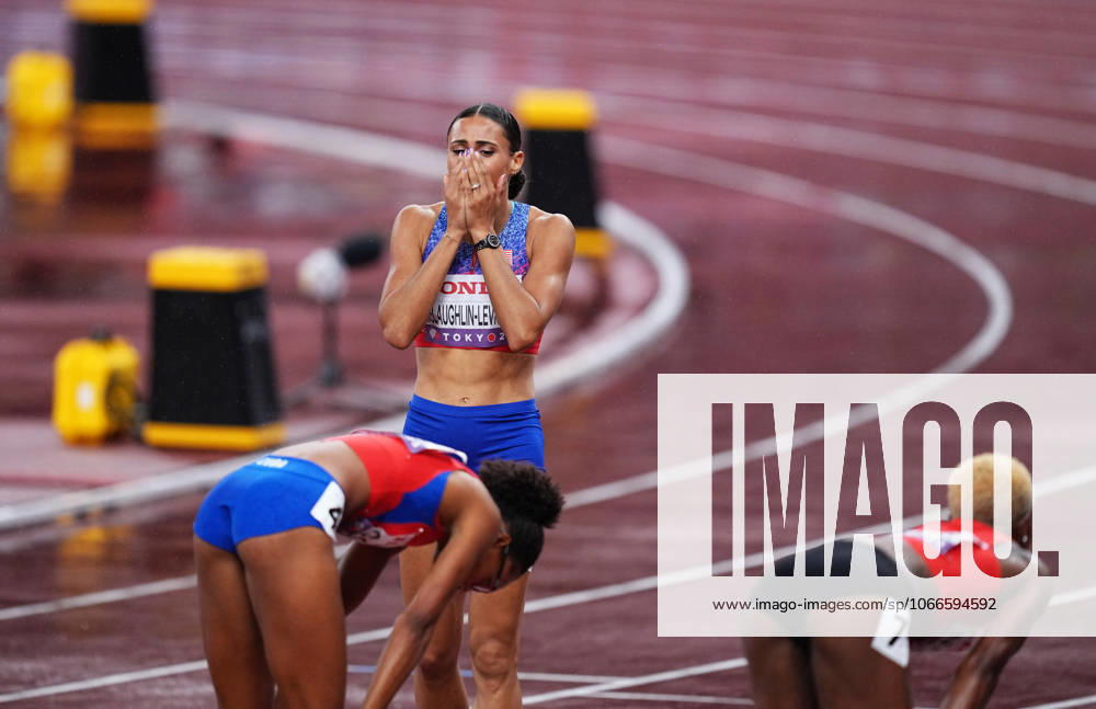 (250918) -- TOKYO, Sept. 18, 2025 -- Gold medalist Sydney Mclaughlin-Levrone of the United States celebrates after the women s 400m final at the 2025 World Athletics Championships in Tokyo, Japan, Sept. 18, 2025. ) (SP)JAPAN-TOKYO-ATHLETICS-WORLD ATHLETICS CHAMPIONSHIPS-WOMEN S 400M-FINAL JuxHuanzong