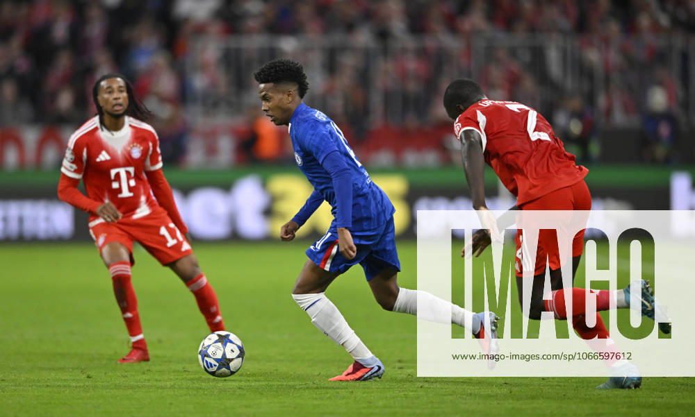 Duel, action Estevao Chelsea FC The Blues 41 action on the ball against Dayot Upamecano FC Bayern Muenchen FCB 02 right Michael Olise FC Bayern Muenchen FCB 17 left FC Bayern Muenchen FCB vs Chelsea FC Matchday 01 17 09 2025 DFL REGULATIONS PROHIBIT ANY USE OF PHOTOGRAPHS AS IMAGE SEQUENCES AND OR QUASI VIDEO FC Bayern Muenchen FCB vs Cheelsea FC