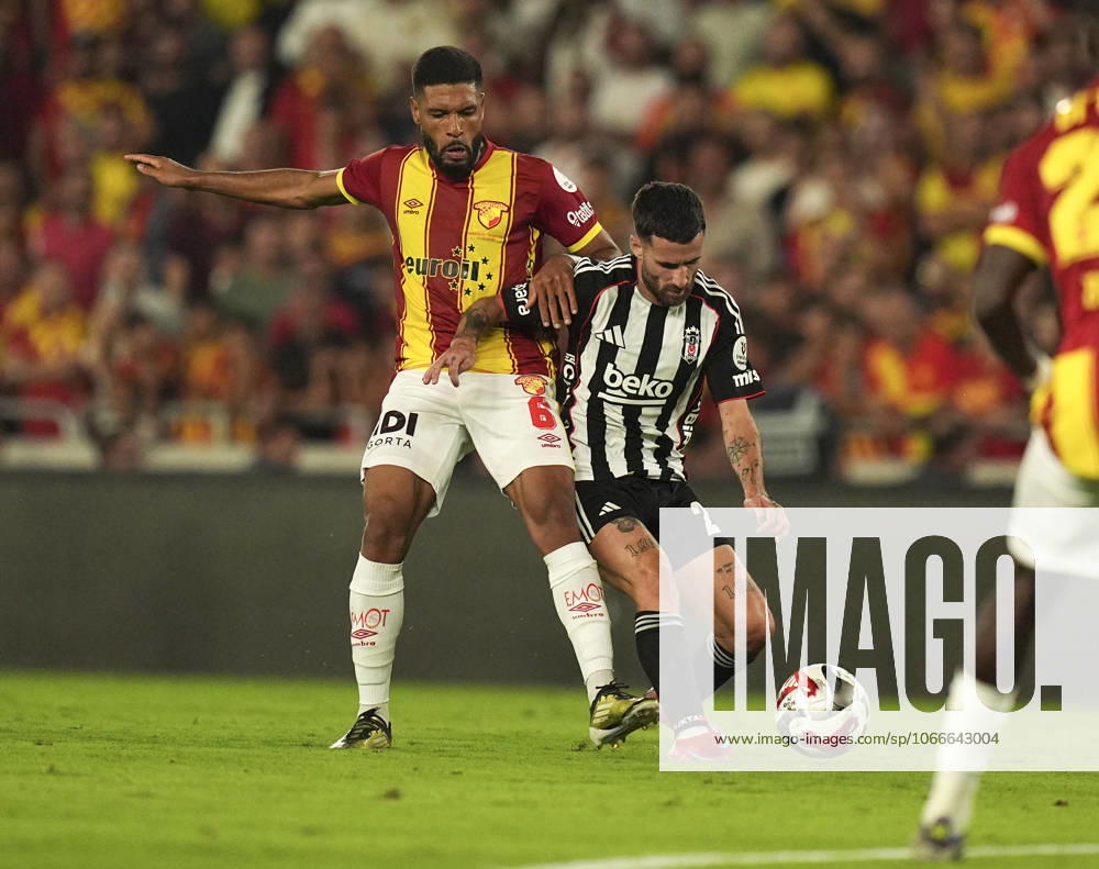 Goztepe v Besiktas - Turkish Super Lig IZMIR, TURKIYE - SEPTEMBER 19: Rafa Silva (27) of Besiktas in action against Rhaldney Norberto Simiao Gomes (6) of Goztepe during the Turkish Super Lig week 6 match between Goztepe and Besiktas in Izmir, Turkiye on September 19, 2025. Mehmet Emin Menguarslan Anadolu Izmir Turkey. Editorial use only. Please get in touch for any other usage.