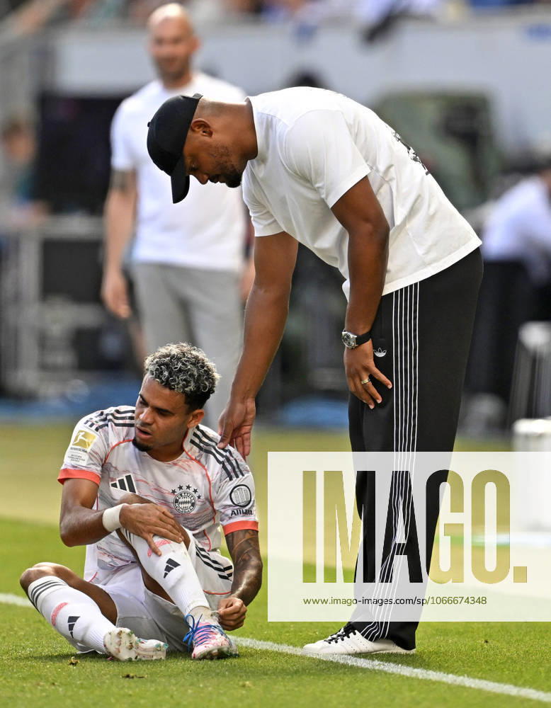 Soccer Bundesliga 2025 2026, Matchday 4, TSG 1899 Hoffenheim FC Bayern Munich, in the PreZero Arena Sinsheim v l Luis Diaz FC Bayern Munich and coach Vincent Kompany FC Bayern Munich DFL and DFB regulations prohibit any use of photographs as image sequences and or quasi video