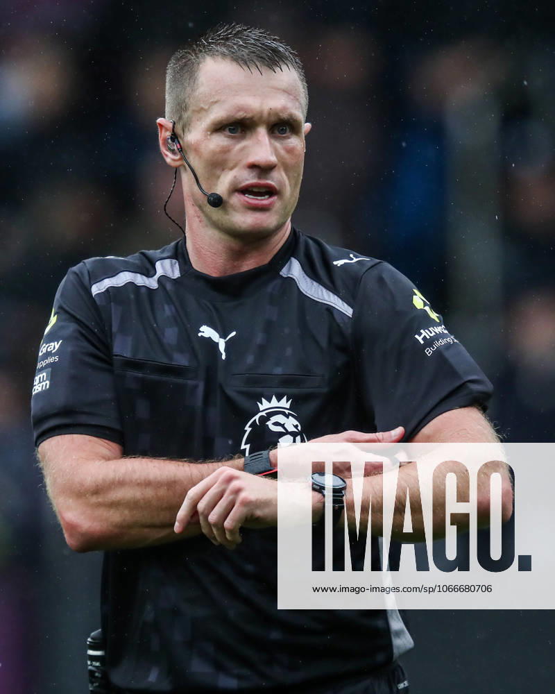 Premier League Burnley v Nottingham Forest Thomas Bramall Match Referee during the Premier League match Burnley vs Nottingham Forest at Turf Moor, Burnley, United Kingdom, 20th September 2025 (Photo by Jorge Horsted News Images) Burnley Turf Moor Lancashire United Kingdom