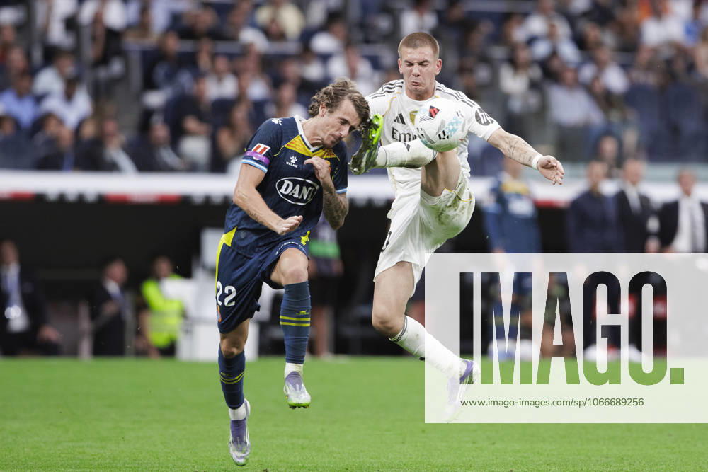 LA LIGA EA Sports - Real Madrid vs Espanyol MADRID, SPAIN - September 20: Franco Mastantuono of Real Madrid and Carlos Romero of Espanyol fight for the ball during the La Liga 2025 26 match between Real Madrid and Espanyol at Santiago Bernabeu Stadium. (Photo by Guillermo Martinez) Madrid Santiago Bernabeu Stadium Spain