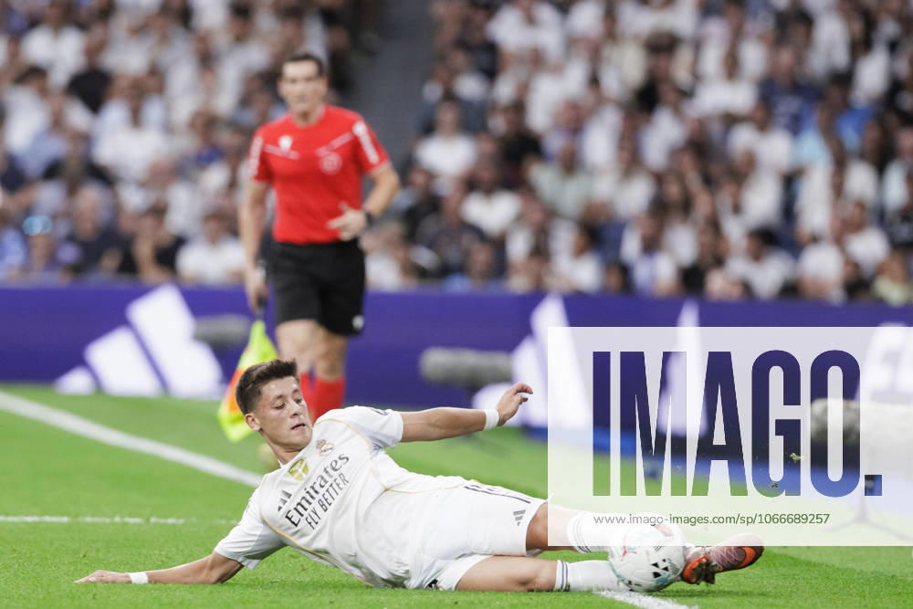 LA LIGA EA Sports - Real Madrid vs Espanyol MADRID, SPAIN - September 20: Arda Guler of Real Madrid in action during the La Liga 2025 26 match between Real Madrid and Espanyol at Santiago Bernabeu Stadium. (Photo by Guillermo Martinez) Madrid Santiago Bernabeu Stadium Spain