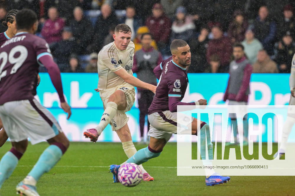 20th September 2025; Turf Moor, Burnley, Lancashire, England; Premier League Football, Burnley versus Nottingham Forest; Elliot Anderson of Nottingham Forest crosses the ball between the Burnley players LeexDurkin