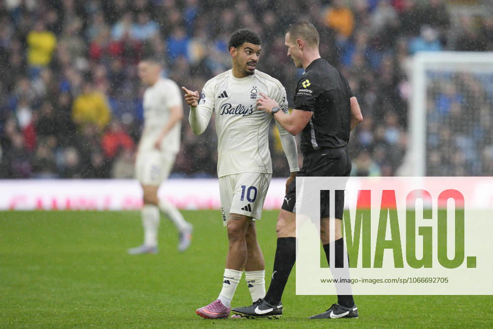 Burnley v Nottingham Forest, Burnley, UK - 20 Sep 2025 Morgan Gibbs-White of Nottingham Forest speaks with referee Thomas Bramall during the Premier League match between Burnley and Nottingham Forest at Turf Moor, Burnley on 20 September 2025 ( Burnley Turf Moor Burnley England
