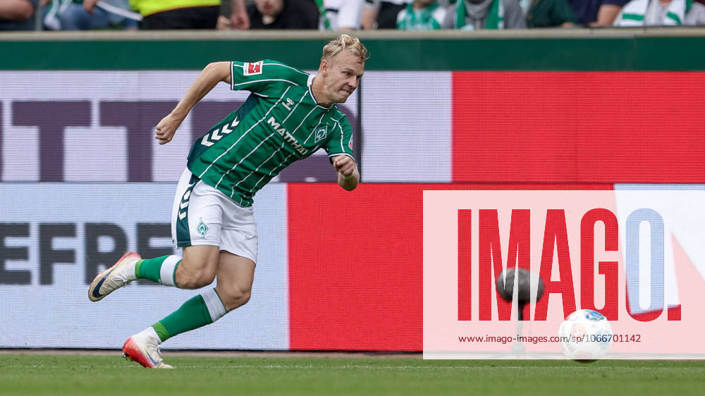Marco Grüll SV Werder Bremen, 17 on the ball, cropped image, single image, full body, action, action, match scene, THE DFL REGULATIONS PROHIBIT ANY USE OF PHOTOGRAPHS AS IMAGE SEQUENCES AND OR QUASI VIDEO, 20 09 2025, Bremen Germany , Football, Bundesliga, SV Werder Bremen SC Freiburg