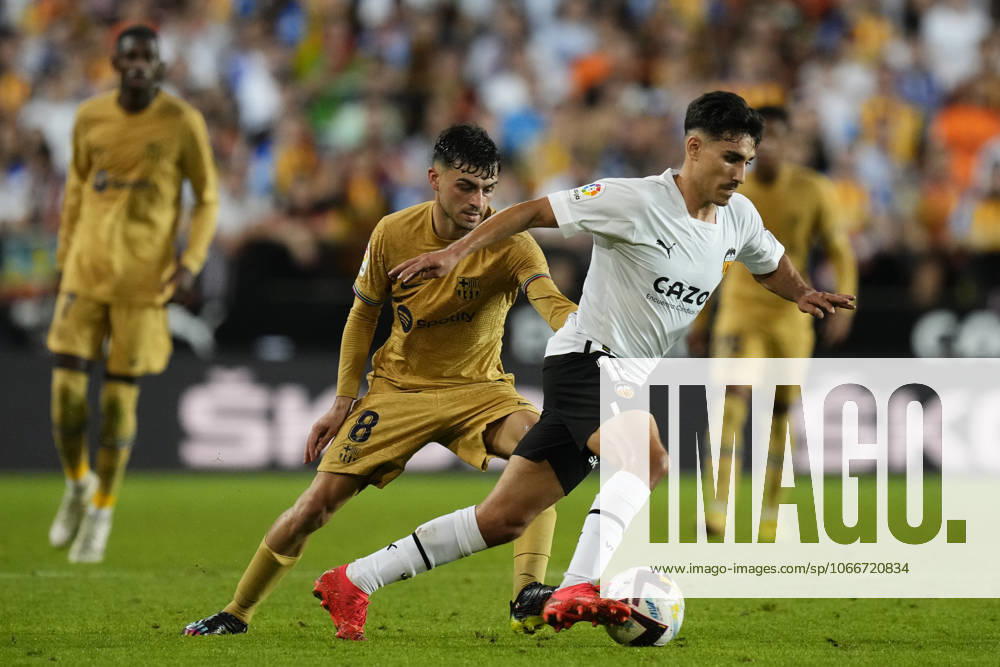 Valencia CF v FC Barcelona, Barca - LaLiga Santander VALENCIA, SPAIN - 29 October: Andre Almeida Central Midfield of Valencia and Portugal and Pedri central midfield of Barcelona and Spain compete for the ball during the La Liga Santander match between Valencia CF and FC Barcelona at Estadio Mestalla on October 29, 2022 in Valencia, Spain. Spain World. Editorial use only. Please get in touch for any other usage.