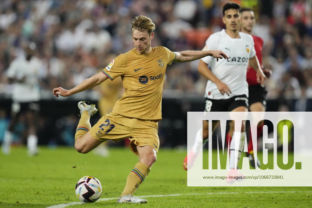 Valencia CF v FC Barcelona, Barca - LaLiga Santander VALENCIA, SPAIN - 29 October: Frenkie de Jong central midfield of Barcelona and Netherlands shooting to goal during the La Liga Santander match between Valencia CF and FC Barcelona at Estadio Mestalla on October 29, 2022 in Valencia, Spain. Spain World. Editorial use only. Please get in touch for any other usage.