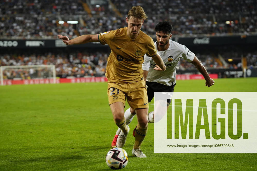 Valencia CF v FC Barcelona, Barca - LaLiga Santander VALENCIA, SPAIN - 29 October: Frenkie de Jong central midfield of Barcelona and Netherlands and Eray Comert Centre-Back of Valencia and Switzerland compete for the ball during the La Liga Santander match between Valencia CF and FC Barcelona at Estadio Mestalla on October 29, 2022 in Valencia, Spain. Spain World. Editorial use only. Please get in touch for any other usage.