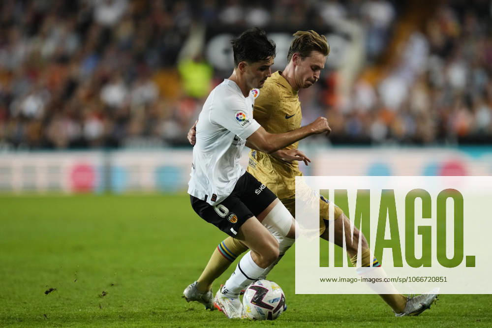 Valencia CF v FC Barcelona, Barca - LaLiga Santander VALENCIA, SPAIN - 29 October: Hugo Guillamon Defensive Midfield of Valencia and Spain and Frenkie de Jong central midfield of Barcelona and Netherlands compete for the ball during the La Liga Santander match between Valencia CF and FC Barcelona at Estadio Mestalla on October 29, 2022 in Valencia, Spain. Spain World. Editorial use only. Please get in touch for any other usage.