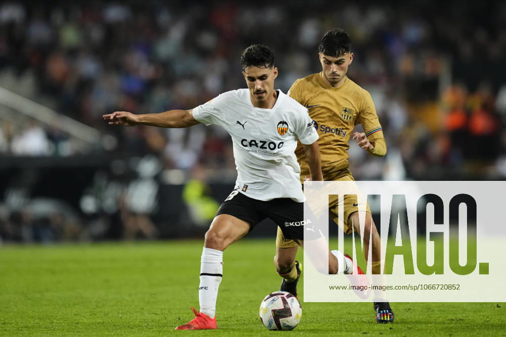 Valencia CF v FC Barcelona, Barca - LaLiga Santander VALENCIA, SPAIN - 29 October: Andre Almeida Central Midfield of Valencia and Portugal and Pedri central midfield of Barcelona and Spain compete for the ball during the La Liga Santander match between Valencia CF and FC Barcelona at Estadio Mestalla on October 29, 2022 in Valencia, Spain. Spain World. Editorial use only. Please get in touch for any other usage.