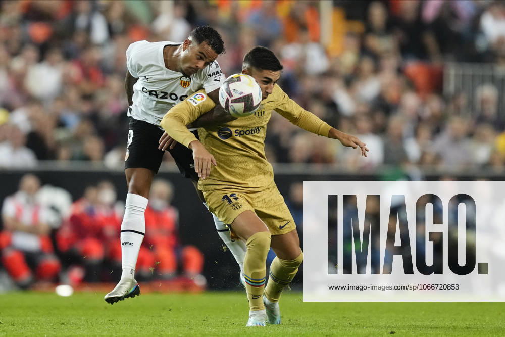 Valencia CF v FC Barcelona, Barca - LaLiga Santander VALENCIA, SPAIN - 29 October: Justin Kluivert Left Winger of Valencia and Netherlands and Ferran Torres left winger of Barcelona and Spain compete for the ball during the La Liga Santander match between Valencia CF and FC Barcelona at Estadio Mestalla on October 29, 2022 in Valencia, Spain. Spain World. Editorial use only. Please get in touch for any other usage.