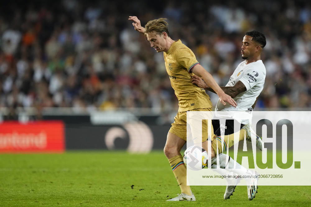 Valencia CF v FC Barcelona, Barca - LaLiga Santander VALENCIA, SPAIN - 29 October: Frenkie de Jong central midfield of Barcelona and Netherlands and Justin Kluivert Left Winger of Valencia and Netherlands compete for the ball during the La Liga Santander match between Valencia CF and FC Barcelona at Estadio Mestalla on October 29, 2022 in Valencia, Spain. Spain World. Editorial use only. Please get in touch for any other usage.
