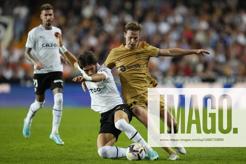 Valencia CF v FC Barcelona, Barca - LaLiga Santander VALENCIA, SPAIN - 29 October: Jesus Vazquez Left-Back of Valencia and Spain and Frenkie de Jong central midfield of Barcelona and Netherlands compete for the ball during the La Liga Santander match between Valencia CF and FC Barcelona at Estadio Mestalla on October 29, 2022 in Valencia, Spain. Spain World. Editorial use only. Please get in touch for any other usage.