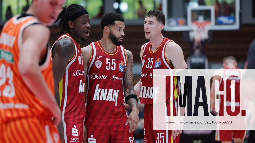 In the picture from left Charles Thompson Wuerzburg Baskets, 32 , David Muenkat Wuerzburg Baskets, 55 and Alen Pjanic Wuerzburg Baskets, 35 discuss 21 09 2025, Fitness First Wuerzburg Baskets vs ratiopharm Ulm, easyCredit BBL, season opening, test game, Germany, Wuerzburg, tectake Arena,