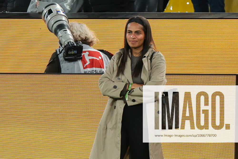1 Bundesliga, Matchday 4, Borussia Dortmund VfL Wolfsburg, Sabrina Schlotterbeck stands on the sidelines, Dortmund Signal Iduna Park NRW Germany xRHR PHOTO DEx