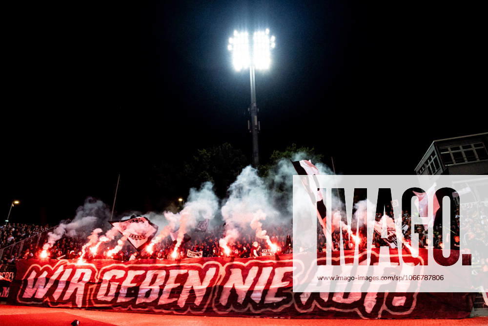 Soccer, Season 2025 2026, 3 Liga, Donaustadion Ulm, 7 Matchday, SSV Ulm 1846 Soccer SSV Jahn Regensburg, 21 09 2025 21 09 2025, Soccer, Season 2025 2026, 3 Liga, Donaustadion Ulm, 7 Matchday, SSV Ulm 1846 Fußball SSV Jahn Regensburg, The fans of SSV Ulm in the fan block home block D block Donaustadion with a banner WIR GEBEN NIE AUF with pyrotechnics pyro photo Lucca Fundel Ulm Donaustadion Baden Württemberg Germany