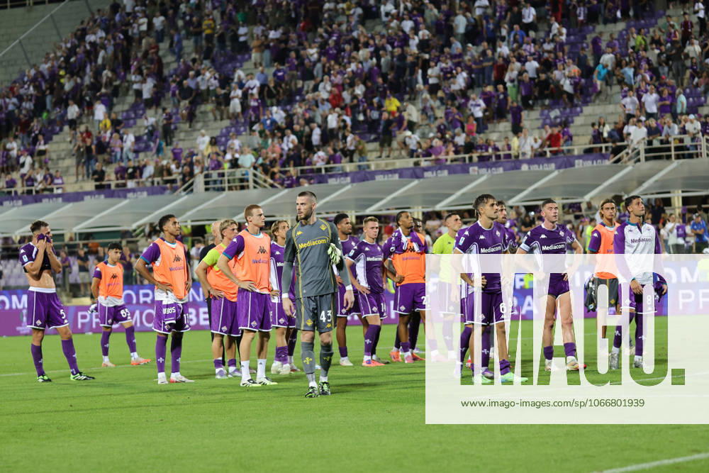ACF Fiorentina v Como 1907 - Campionato Serie A Fiorentinas players walk towards the curva, dejected after the defeat during the Italian Serie A football match between ACF Fiorentina and Como 1907,on September 21 ,2025 at the Artemio Franchi stadium in Florence. Firenze FI Italy