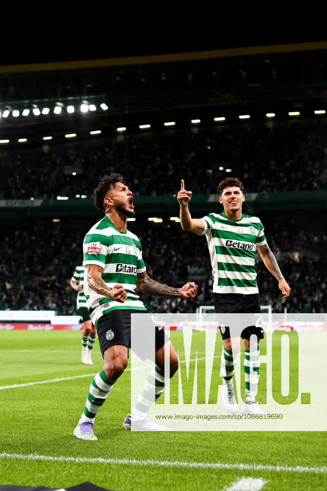 Sporting CP v Moreirense FC - Liga Portugal BetClic 2025 2026 Ponta de lanca colombiano do Sporting CP Luis Suarez 97 marca e Medio esquerdo uruguaio do Sporting CP Maxi Araujo 20 celebra durante a partida entre Sporting CP v Moreirense FC, valida pela Liga Portugal BetClic 2025 2026 no Estadio Jose Alvalade, Portugal (Foto de Diogo Faria Reis Avant Sports) Lisboa Estadio Jose Alvalade Portugal