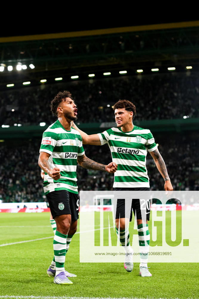 Sporting CP v Moreirense FC - Liga Portugal BetClic 2025 2026 Ponta de lanca colombiano do Sporting CP Luis Suarez 97 marca e Medio esquerdo uruguaio do Sporting CP Maxi Araujo 20 celebra com ele durante a partida entre Sporting CP v Moreirense FC, valida pela Liga Portugal BetClic 2025 2026 no Estadio Jose Alvalade, Portugal (Foto de Diogo Faria Reis Avant Sports) Lisboa Estadio Jose Alvalade Portugal