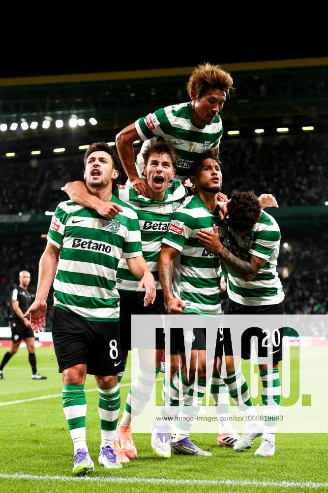 Sporting CP v Moreirense FC - Liga Portugal BetClic 2025 2026 Ponta de lanca colombiano do Sporting CP Luis Suarez 97 marca e Lateral direito do Sporting grego Vagianidis, Medio centro japones do Sporting CP Hidemasa Morita 5 Extremo esquerdo portugues do Sporting CP Pedro Goncalves 8 e Medio esquerdo uruguaio do Sporting CP Maxi Araujo 20 celebram com ele durante a partida entre Sporting CP v Moreirense FC, valida pela Liga Portugal BetClic 2025 2026 no Estadio Jose Alvalade, Portugal (Foto de Diogo Faria Reis Avant Sports) Lisboa Estadio Jose Alvalade Portugal