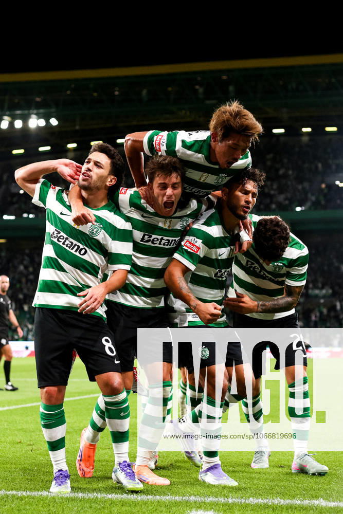 Sporting CP v Moreirense FC - Liga Portugal BetClic 2025 2026 Ponta de lanca colombiano do Sporting CP Luis Suarez 97 marca e Lateral direito do Sporting grego Vagianidis, Medio centro japones do Sporting CP Hidemasa Morita 5 Extremo esquerdo portugues do Sporting CP Pedro Goncalves 8 e Medio esquerdo uruguaio do Sporting CP Maxi Araujo 20 celebram com ele durante a partida entre Sporting CP v Moreirense FC, valida pela Liga Portugal BetClic 2025 2026 no Estadio Jose Alvalade, Portugal (Foto de Diogo Faria Reis Avant Sports) Lisboa Estadio Jose Alvalade Portugal
