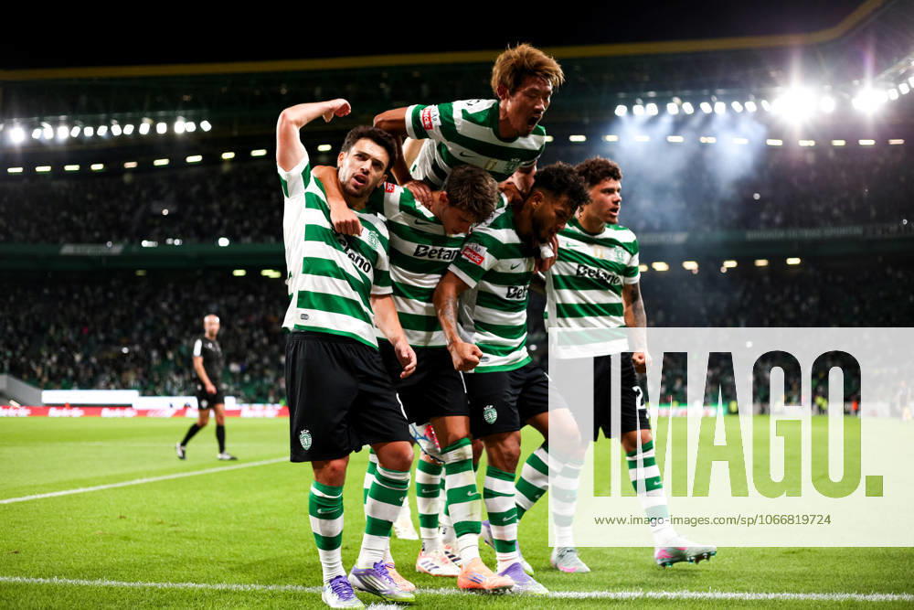 Sporting CP v Moreirense FC - Liga Portugal BetClic 2025 2026 Ponta de lanca colombiano do Sporting CP Luis Suarez 97 marca e Lateral direito do Sporting grego Vagianidis, Medio centro japones do Sporting CP Hidemasa Morita 5 Extremo esquerdo portugues do Sporting CP Pedro Goncalves 8 e Medio esquerdo uruguaio do Sporting CP Maxi Araujo 20 celebram com ele durante a partida entre Sporting CP v Moreirense FC, valida pela Liga Portugal BetClic 2025 2026 no Estadio Jose Alvalade, Portugal (Foto de Diogo Faria Reis Avant Sports) Lisboa Estadio Jose Alvalade Portugal