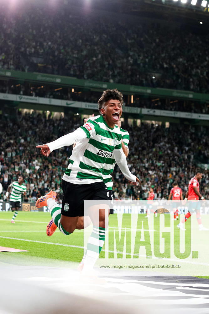 Sporting CP v Moreirense FC - Liga Portugal BetClic 2025 2026 Extremo esquerdo brasileiro do Sporting CP Alisson Santos 27 celebra golo de Ioanidis durante a partida entre Sporting CP v Moreirense FC, valida pela Liga Portugal BetClic 2025 2026 no Estadio Jose Alvalade, Portugal (Foto de Diogo Faria Reis Avant Sports) Lisboa Estadio Jose Alvalade Portugal