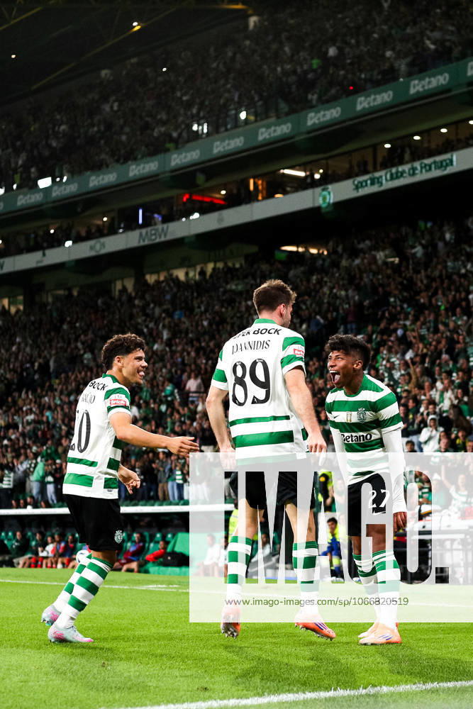 Sporting CP v Moreirense FC - Liga Portugal BetClic 2025 2026 Extremo esquerdo brasileiro do Sporting CP Alisson Santos 27 Medio esquerdo uruguaio do Sporting CP Maxi Araujo 20 e Ioanidis celebram golo durante a partida entre Sporting CP v Moreirense FC, valida pela Liga Portugal BetClic 2025 2026 no Estadio Jose Alvalade, Portugal (Foto de Diogo Faria Reis Avant Sports) Lisboa Estadio Jose Alvalade Portugal