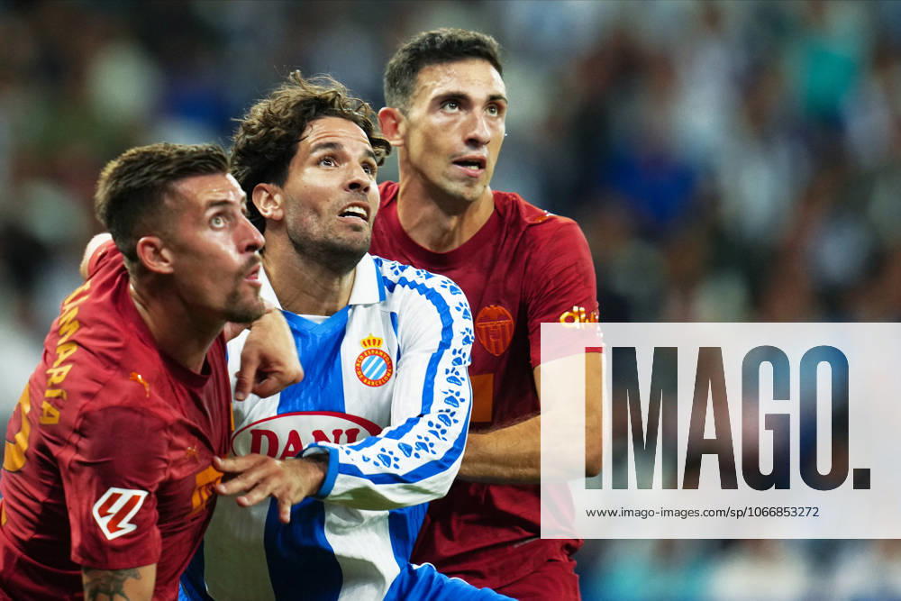 ESP: RCD Espanyol - Valencia CF. La Liga EA Sports. Date 6 Leandro Cabrera of RCD Espanyol and Baptiste Santamaria and Cesar Tarrega of Valencia CF during the La Liga EA Sports match between RCD Espanyol and Valencia CF played at RCDE Stadium on September 23, 2025 in Barcelona, Spain. kpng