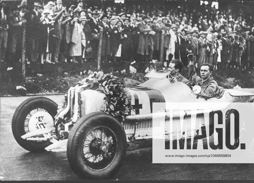 Grand Prize from Germany again on the Avus After a Break from 33 Years will he again in Berlin place since 1927 was he on the Nürburg Ring extended 1926 won Caracciola the grand Prize to last Male on the Avus here with his Fitter on the Lap of honor, from the Spectators cheered 15 07 1959