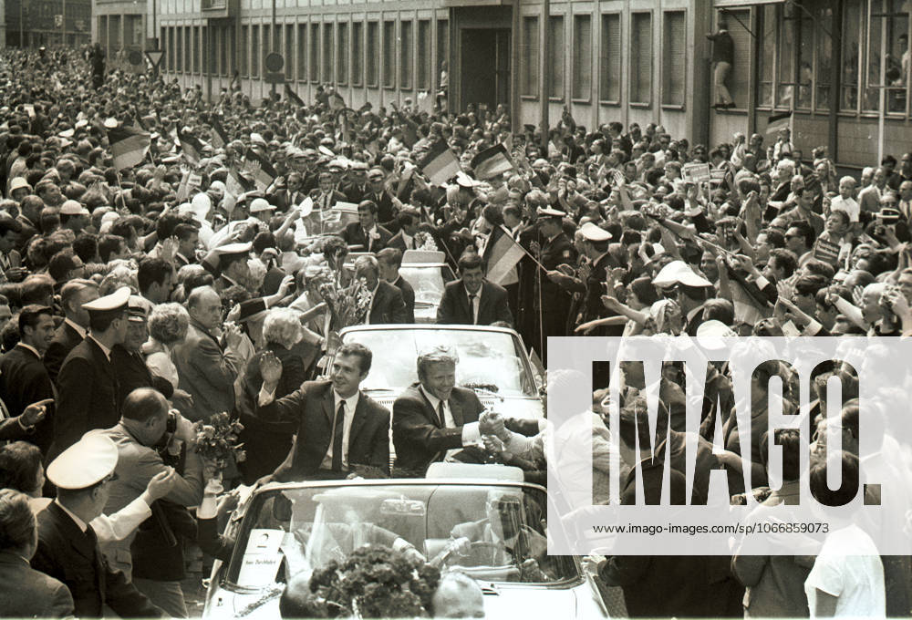 Football World Cup 1966 in England Arrival the national team Travel through Frankfurt u B Z in first Dare Franz Beckenbauer left and Helmut Haller, second Dare Siegfried Hero left and Lothar Emmerich, Third parties Dare Wolfgang Weber left and Wolfgang Overath July 1966 in Frankfurt Germany ATTENTION date estimated !ACHTUNG AUFNAHMEDATUM GESCHÄTZT!