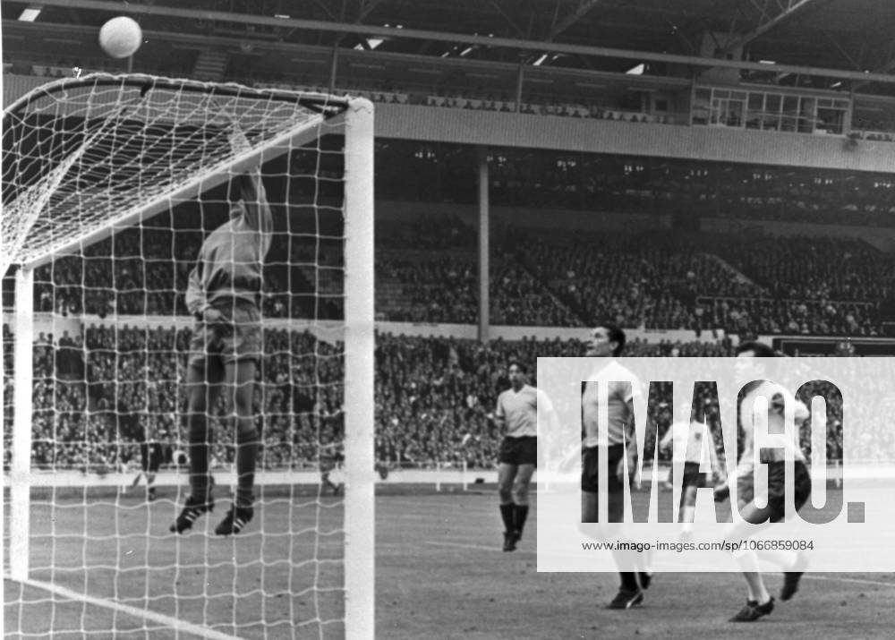 Football World Cup 1966 in England Opening match, Group A England Uruguay 0 0 u B Z John Connelly right tight shoots up Goal, Goalkeeper Ladislao Mazkiewicz left Uru directs the Ball ueber The Latte, Horacio Troche and Nestor Goncalves both Uru track the Ball 11 07 1966 in Wembley Empire Stage England UK