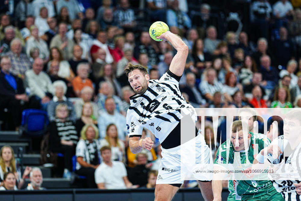 Throw Goal Harald Reinkind THW Kiel, 06 GER, THW Kiel vs GWD Minden, Handball, 1 Bundesliga, Matchday 15, Season 2025 2026, 25 09 2025 GER, THW Kiel vs GWD Minden, Handball, 1 Bundesliga, Matchday 15, Season 2025 2026, 25 09 2025 Kiel