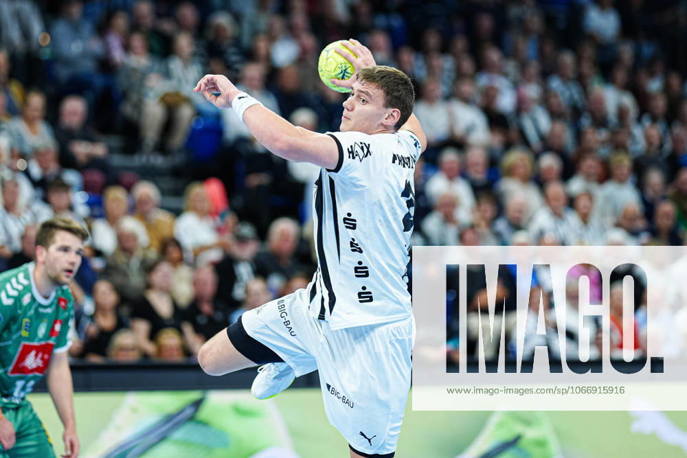 Throw Goal Lucas Laube THW Kiel, 20 GER, THW Kiel vs GWD Minden, Handball, 1 Bundesliga, Matchday 15, Season 2025 2026, 25 09 2025 GER, THW Kiel vs GWD Minden, Handball, 1 Bundesliga, Matchday 15, Season 2025 2026, 25 09 2025 Kiel