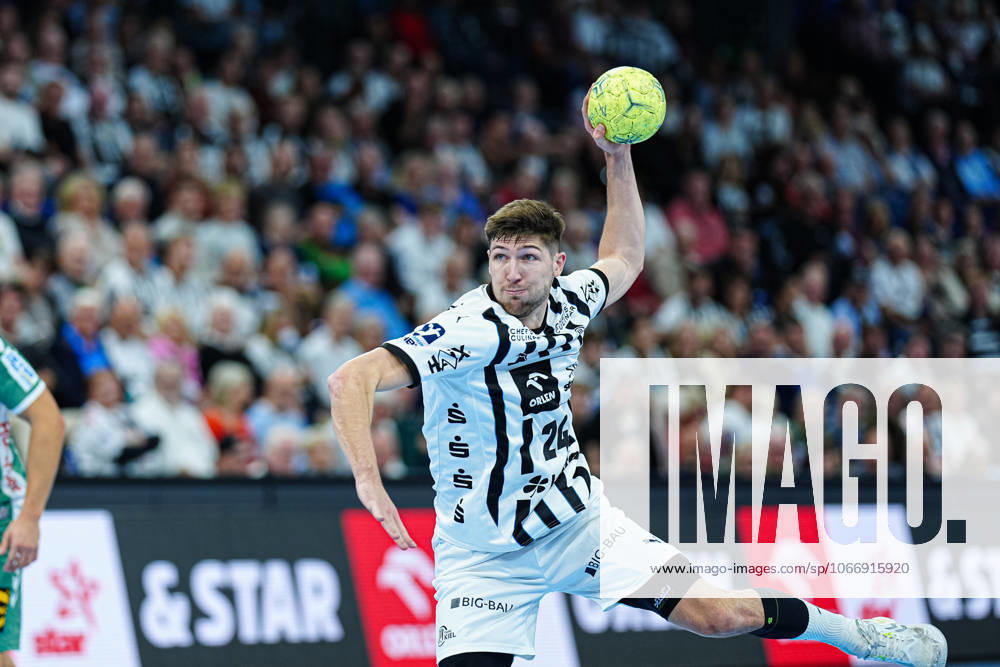 7 meter throw goal Lukas Zerbe THW Kiel, 24 GER, THW Kiel vs GWD Minden, Handball, 1 Bundesliga, Matchday 15, Season 2025 2026, 25 09 2025 GER, THW Kiel vs GWD Minden, Handball, 1 Bundesliga, Matchday 15, Season 2025 2026, 25 09 2025 Kiel