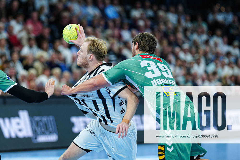 Eric Johansson THW Kiel, 21 , Malte Donker GWD Minden, 39 GER, THW Kiel vs GWD Minden, Handball, 1 Bundesliga, Matchday 15, Season 2025 2026, 25 09 2025 GER, THW Kiel vs GWD Minden, Handball, 1 Bundesliga, Matchday 15, Season 2025 2026, 25 09 2025 Kiel