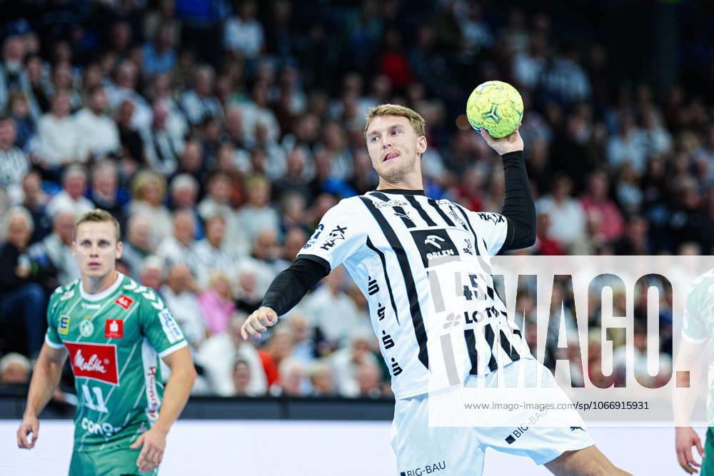 7 meter throw goal Emil Wernsdorf Madsen THW Kiel, 45 GER, THW Kiel vs GWD Minden, Handball, 1 Bundesliga, Matchday 15, Season 2025 2026, 25 09 2025 GER, THW Kiel vs GWD Minden, Handball, 1 Bundesliga, Matchday 15, Season 2025 2026, 25 09 2025 Kiel