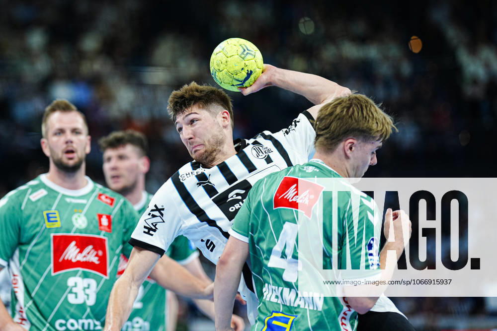 Throw Goal Lukas Zerbe THW Kiel, 24 , Jan Malte Diekmann GWD Minden, 04 GER, THW Kiel vs GWD Minden, Handball, 1 Bundesliga, Matchday 15, Season 2025 2026, 25 09 2025 GER, THW Kiel vs GWD Minden, Handball, 1 Bundesliga, Matchday 15, Season 2025 2026, 25 09 2025 Kiel