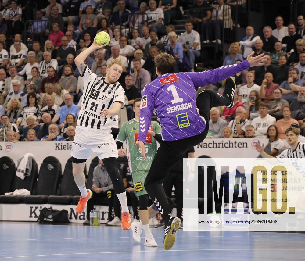 Photo Eric Johansson Kiel throws against goalkeeper Malte Semisch Minden Handball Men 1 Bundesliga on Thu 25 09 2025 THW Kiel GWD Minden