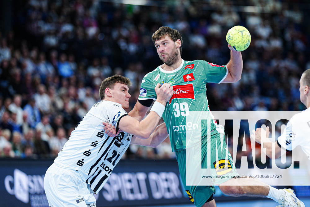 Throw Goal Malte Donker GWD Minden, 39 , Lucas Laube THW Kiel, 20 GER, THW Kiel vs GWD Minden, Handball, 1 Bundesliga, Matchday 15, Season 2025 2026, 25 09 2025 GER, THW Kiel vs GWD Minden, Handball, 1 Bundesliga, Matchday 15, Season 2025 2026, 25 09 2025 Kiel