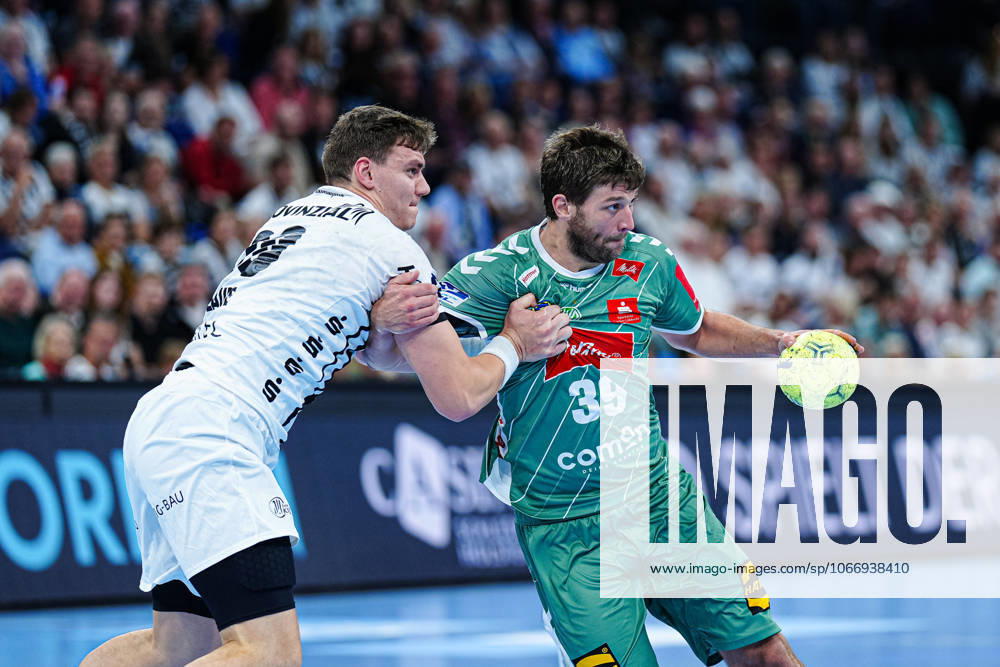 Throw Goal Malte Donker GWD Minden, 39 , Lucas Laube THW Kiel, 20 GER, THW Kiel vs GWD Minden, Handball, 1 Bundesliga, Matchday 15, Season 2025 2026, 25 09 2025 GER, THW Kiel vs GWD Minden, Handball, 1 Bundesliga, Matchday 15, Season 2025 2026, 25 09 2025 Kiel