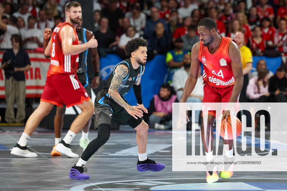 Kamar Baldwin FC Bayern Basketball, 44 with ball with Tavian Dunn Martin Science City Jena, 00 , GER, FC Bayern Basketball vs Science City Jena, Basketball, easycredit Basketball Bundesliga, 1 Matchday, Season 2025 2026, 26 09 2025, GER, FC Bayern Basketball vs Science City Jena, Basketball, easycredit Basketball Bundesliga, 1 Matchday, Season 2025 2026, 26 09 2025 Munich