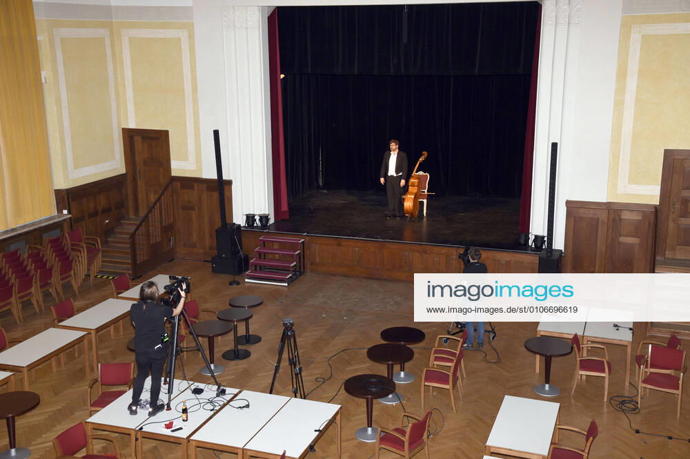 Franz Josef Strohmeier with his solo programme Der Kontrabass Monologue for an actor by Patrick Süßkind at the Kleines Theater Haar, 15 11 2020 Foto:xS.xFuturexImage