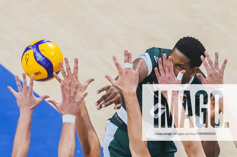 (250927) -- PASAY CITY, Sept. 27, 2025 -- Wilfredo Leon Venero (back) of Poland competes during the semifinal match between Italy and Poland at the FIVB Men s World Championship, WM, Weltmeisterschaft 2025 in Pasay City, the Philippines, Sept. 27, 2025. ) (SP)PHILIPPINES-PASAY CITY-VOLLEYBALL-FIVB MEN S WORLD CHAMPIONSHIP 2025-SEMIFINALS ROUELLExUMALI
