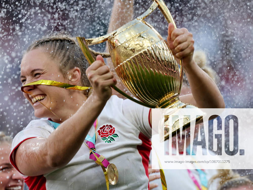 2025 Women s Rugby World Cup Final, Twickenham, London, England 27 9 2025 Canada vs England England s Zoe Aldcroft celebrates with the womens rugby world cup trophy Zoe Aldcroft celebrates with the womens rugby world cup trophy 27 9 2025