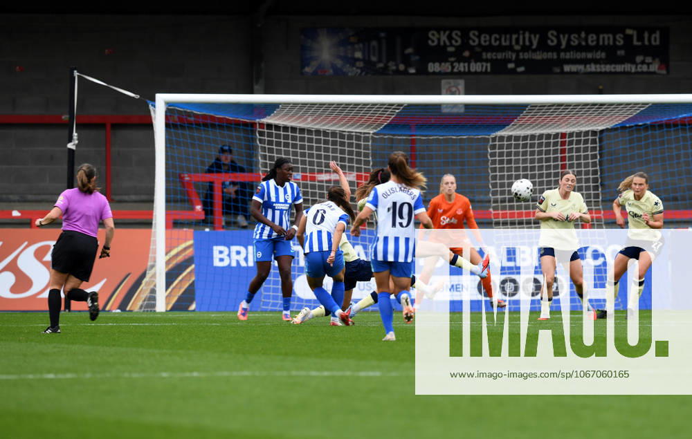 Brighton and Hove Albion Women v Everton Women Women s Super League 28 09 2025. Rosa Kafaji Striker of Brighton and Hove Albion sees her attempt on goal pushed wide of the post by Emily Ramsey Goalkeeper of Everton FC during the Women s Super League match between Brighton and Hove Albion Women and Everton Women at The Broadfield Stadium, Crawley, England on 28 September 2025. Crawley The Broadfield Stadium West Sussex England Editorial use only DataCo restrictions apply See www.football-dataco.com ,