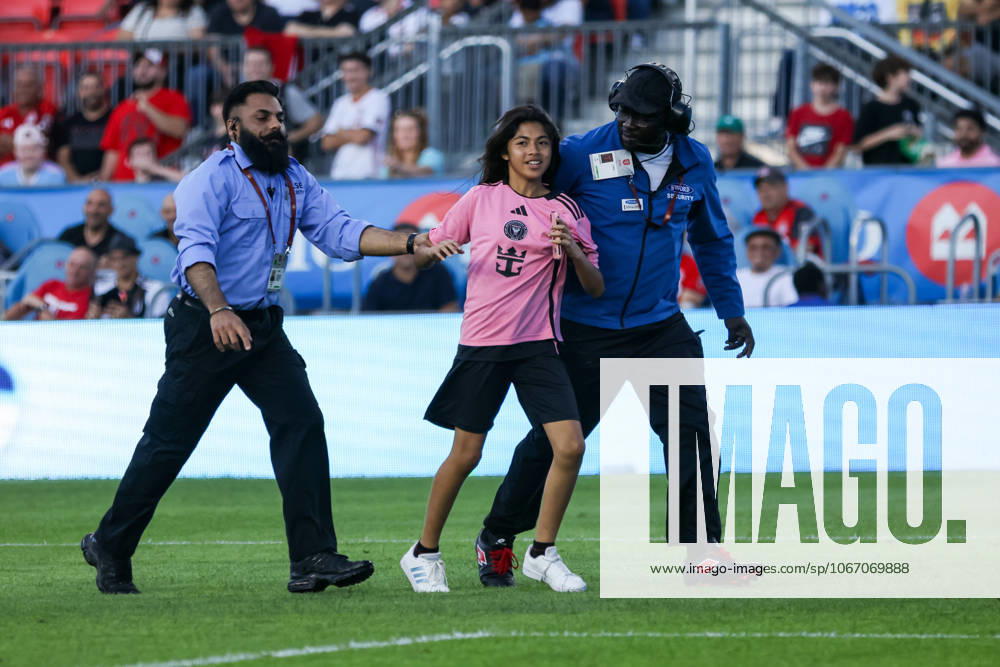 Toronto FC v Inter Miami CF In Toronto, Ontario, Canada, on September 27, 2025, young fans with Inter Miami are caught by the security team after invading the pitch during the Major League Soccer game between Toronto FC and Inter Miami at BMO Field. Toronto Ontario Canada