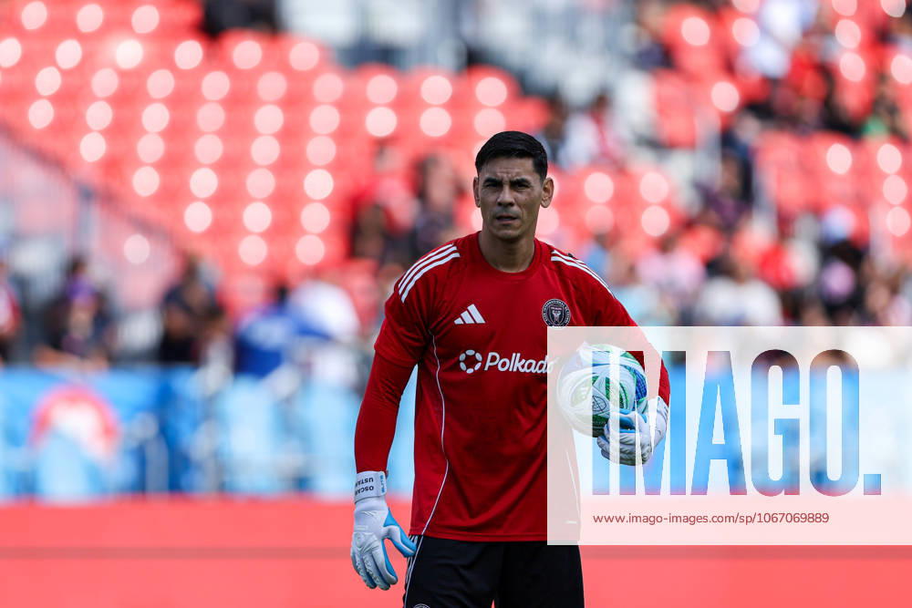 Toronto FC v Inter Miami CF In Toronto, Ontario, Canada, on September 27, 2025, Inter Miami goalkeeper Oscar Ustari warms up during the Major League Soccer game between Toronto FC and Inter Miami at BMO Field. Toronto Ontario Canada