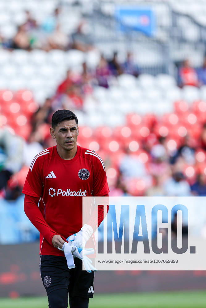 Toronto FC v Inter Miami CF In Toronto, Ontario, Canada, on September 27, 2025, Inter Miami goalkeeper Oscar Ustari warms up during the Major League Soccer game between Toronto FC and Inter Miami at BMO Field. Toronto Ontario Canada